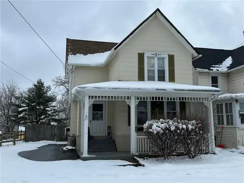 27 Irving St, Lockport, NY 14094