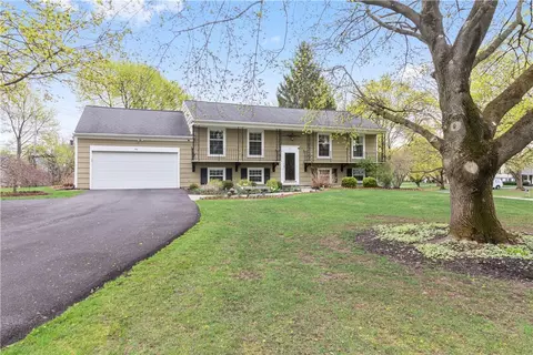 1 Round Trail Dr, Pittsford, NY 14534