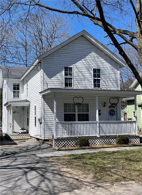 15 Spencer St, Lyons, NY 14489