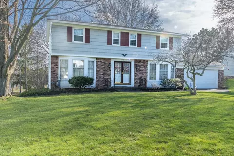 19 Round Trail Dr, Pittsford, NY 14534