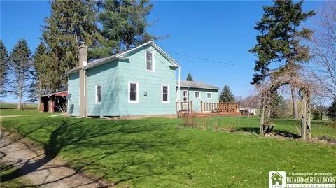 11427 North Rd, Perrysburg, NY 14129