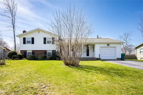 81 Rhea Cres, Greece, NY 14615