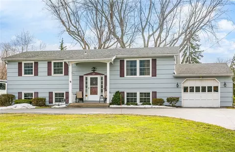 21 Dunbar Rd, Parma, NY 14468