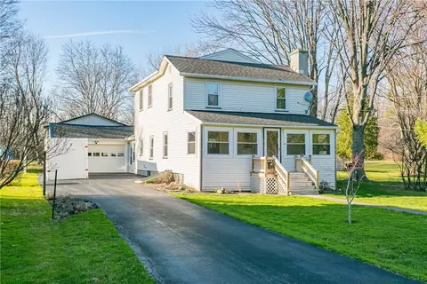 82 Chapel St, Canandaigua, NY 14424
