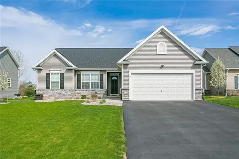 12 Flinton Run, Chili, NY 14428