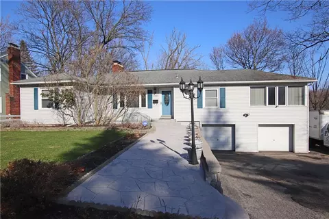2726 Oakview Dr, Irondequoit, NY 14617