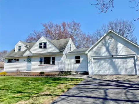 24 Hiawatha Trl, Ogden, NY 14559