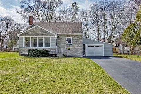 45 Woodview Dr, Gates, NY 14624