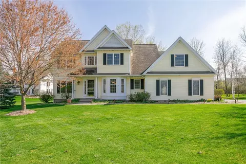 32 Brimfield Cir, Perinton, NY 14450