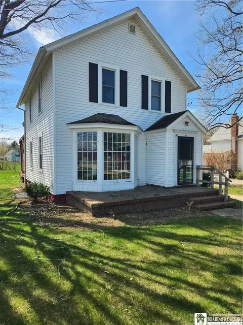 65 Burgess St, Hanover, NY 14136