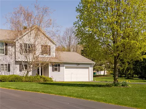 6 Hampton Ln, Perinton, NY 14450