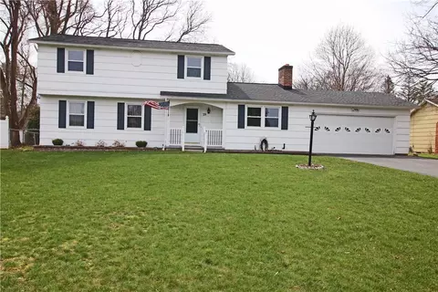 29 Hickory Pond Dr, Penfield, NY 14526
