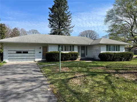10 Duffern Dr, Greece, NY 14616