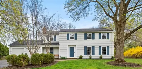 10 Woodstock Ln, Pittsford, NY 14534