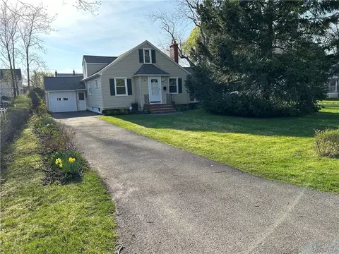 23 Ridgewood Dr, Irondequoit, NY 14622