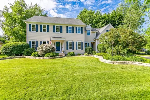 500 Sandystone Cir, Webster, NY 14580