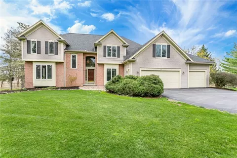 20 Parkview Manor Cir, Honeoye Falls, NY 14472