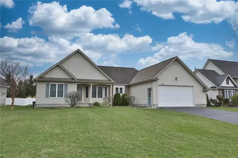 1168 Channing Woods Dr, Webster, NY 14580