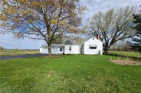 860 Hanley Rd, Newark, NY 14513