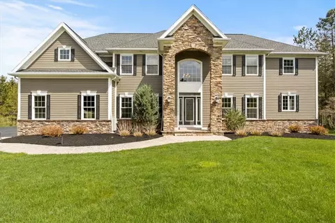 14 Holly Hl, Honeoye Falls, NY 14472