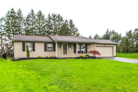 186 Troutbeck Ln, Greece, NY 14626