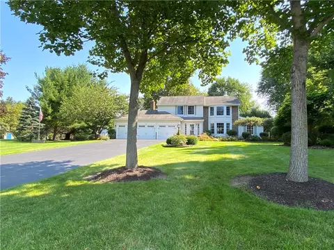 18 Kingsbridge Ln, Mendon, NY 14506