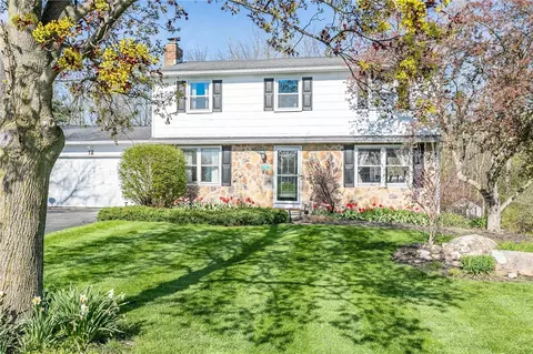 12 Williamsburg Cir, Perinton, NY 14450