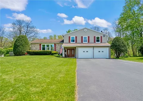 111 Creekside Dr, Farmington, NY 14425