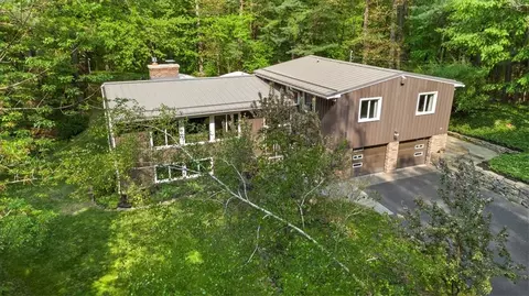 440 Hoffman Rd, Irondequoit, NY 14622
