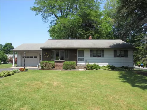16 Hillcrest Dr, Ogden, NY 14559