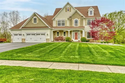 33 Hampstead Dr, Webster, NY 14580