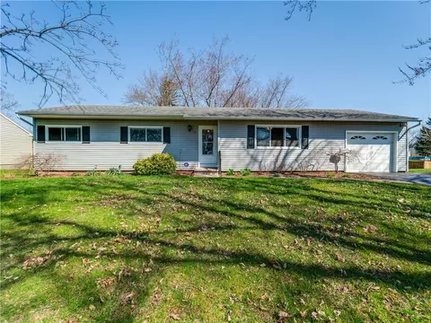 22 Lavender Cir, Rochester, NY 14623
