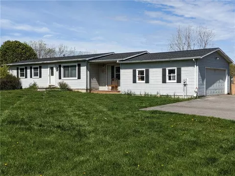 5658 Martz Rd, Farmington, NY 14425