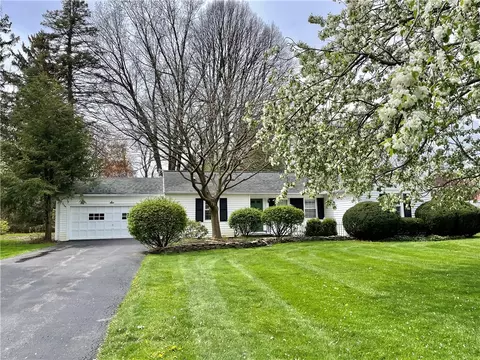 6 Oak Manor Ln, Pittsford, NY 14534