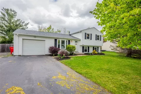 5868 Mountain Ash Dr, Farmington, NY 14425