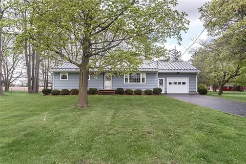 8667 W Bergen Rd, Le Roy, NY 14482