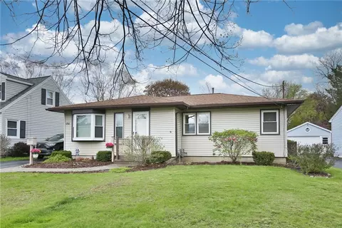 131 Roselawn Cres, Perinton, NY 14450