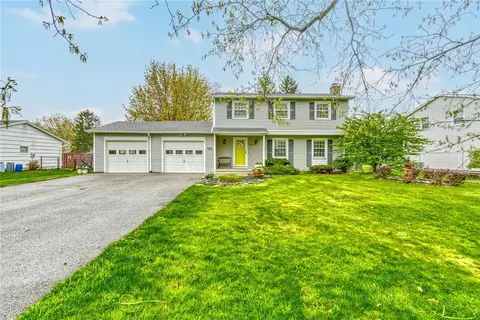 36 Golf Stream Dr, Perinton, NY 14526