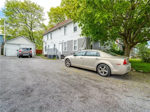 5 Pleasant St, Le Roy, NY 14482
