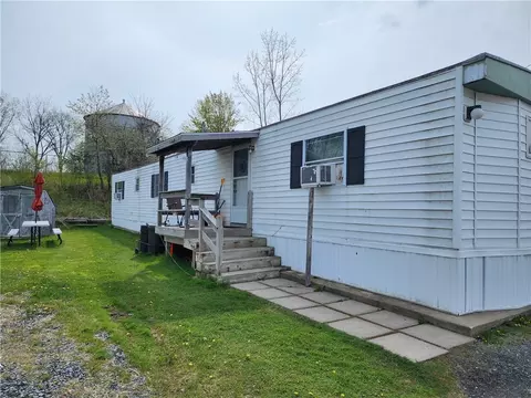 4 Warricks Mobile Home Ct, Mentz, NY 13140
