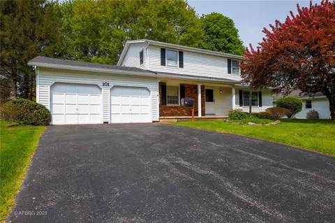 101 Brentwood Ln, Perinton, NY 14450