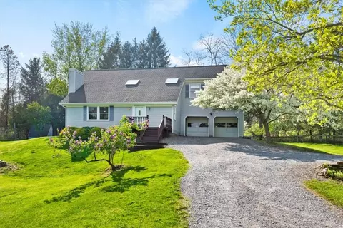 2 Stony Ridge Dr, Honeoye Falls, NY 14472