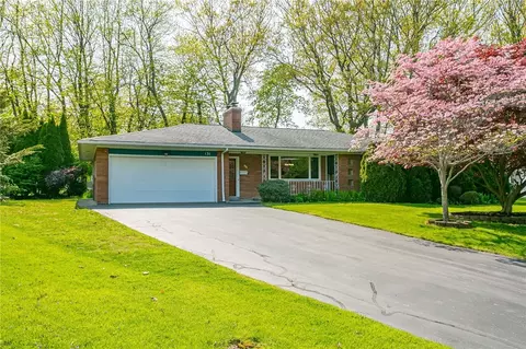 131 Oakbriar Dr, Greece, NY 14616