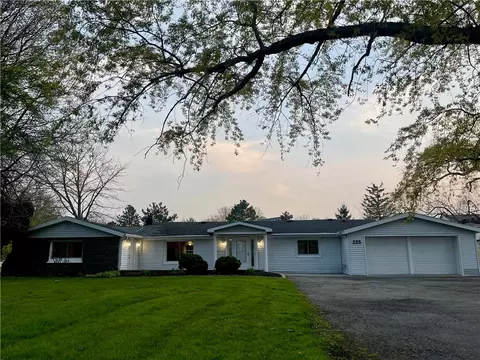225 Webster Rd, Webster, NY 14580