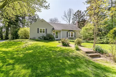 27 Del Rio Dr, Rochester, NY 14618