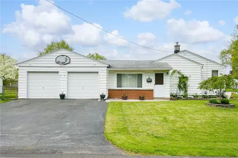 17 E Garden Dr, Gates, NY 14606