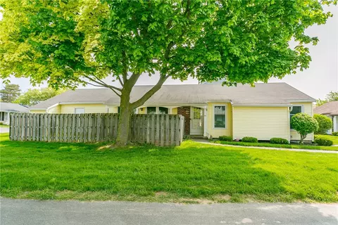 66 Springwood Dr, Webster, NY 14580