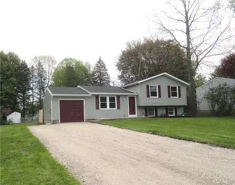 14 Donlin Dr, Ogden, NY 14624