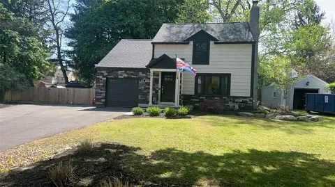 98 Briar Ln, Irondequoit, NY 14622