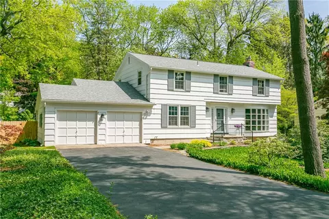 39 Oak Manor Ln, Pittsford, NY 14534